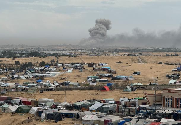 Dym nad ostrzeliwanym przez Izrael miastem Chan Junus widziany z obozowiska dla uchodźców w Rafah