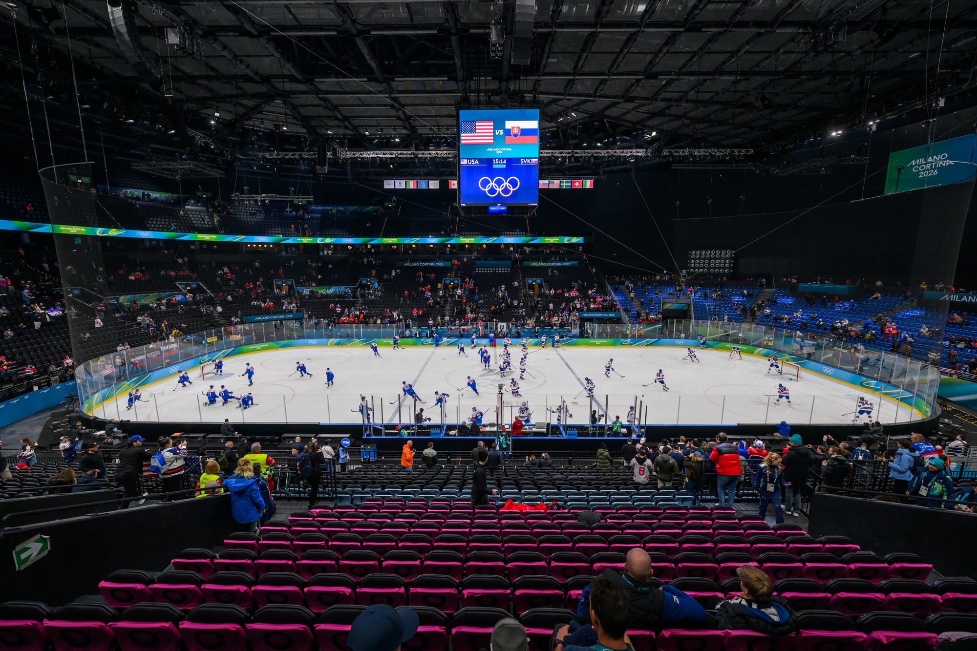 Zľava hokejisti Slovenska a hokejisti USA počas rozkorčuľovania pred semifinálovým zápasom. 