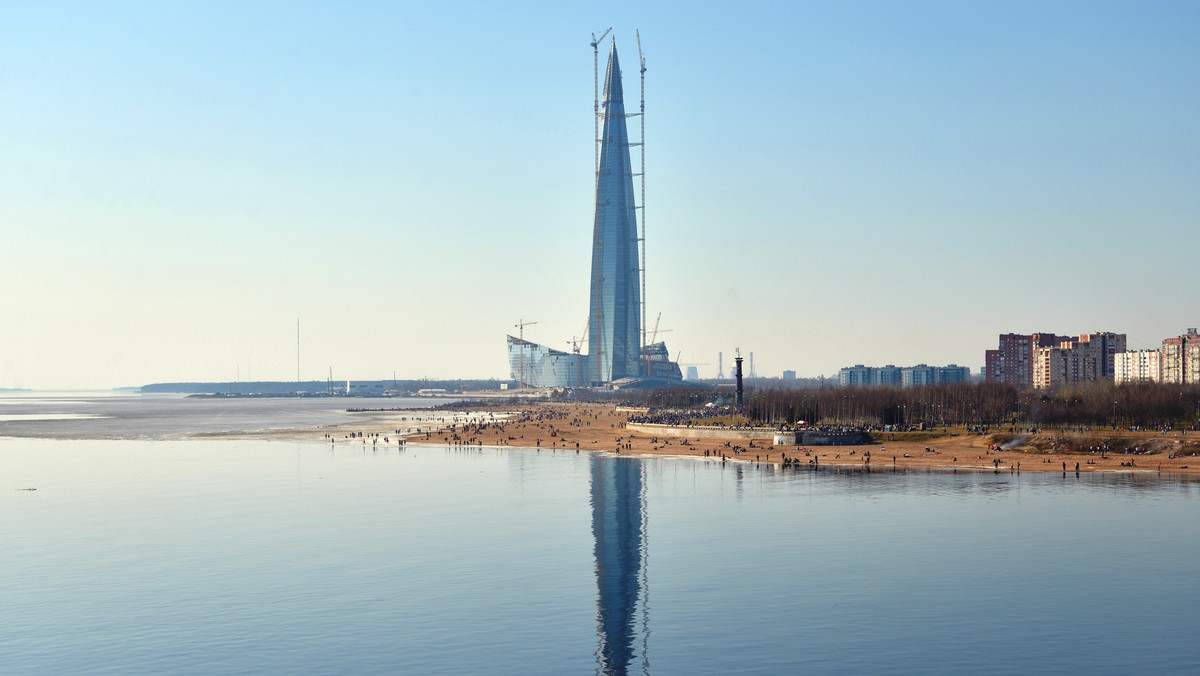 Kompleks biurowy Łachta Centr, który stanął w Petersburgu, został najwyższym budynkiem w Europie - ma 87 kondygnacji i mierzy 462 metry. Wieżowiec o kształcie kolby kukurydzy będzie siedzibą koncernu gazowego Gazprom.