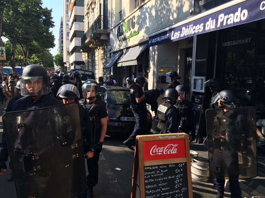 Dużo francuskiej policji obok stadionu