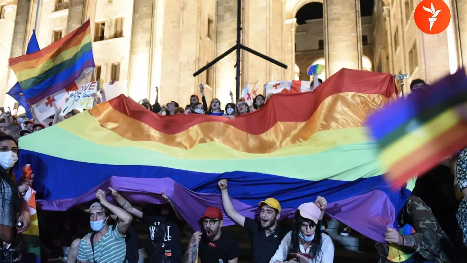 Protesty zamiast parady. Pomimo brutalnych ataków na LGBT+ tysiące Gruzinów wyszły na ulice