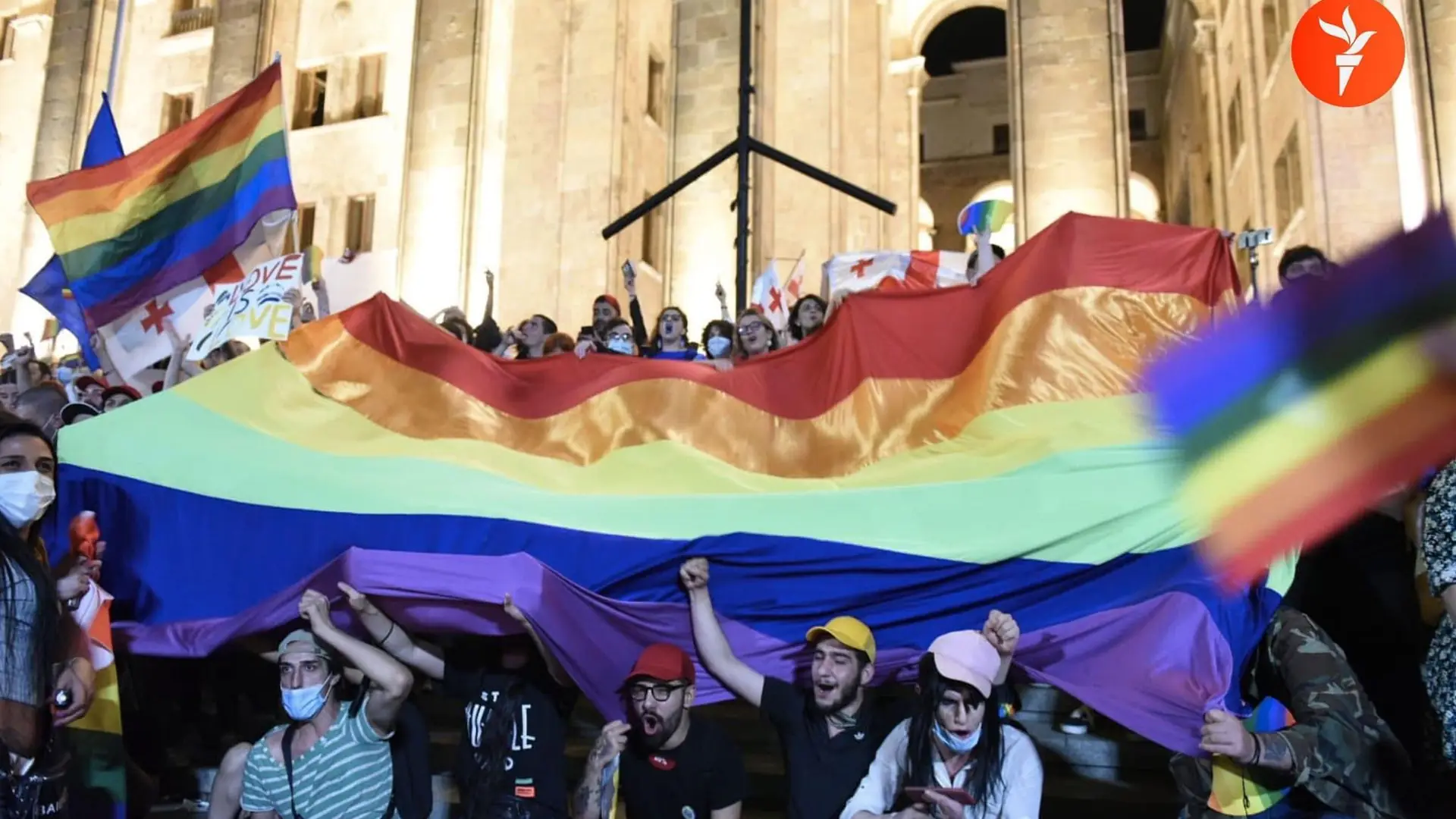 Protesty zamiast parady. Pomimo brutalnych ataków na LGBT+ tysiące Gruzinów wyszły na ulice