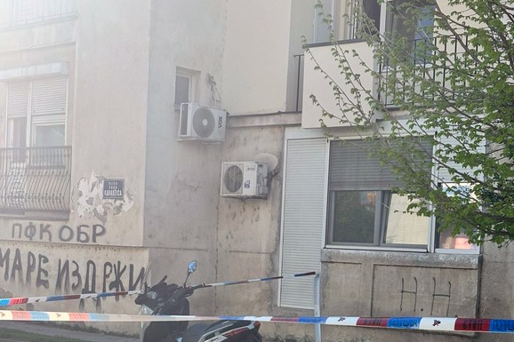 (FOTO, VIDEO) OVO JE MESTO NA KOM JE MALOLETNIK UBIO ŽENU I RANIO DEDU Na podu LOKVA KRVI, on pobegao skuterom