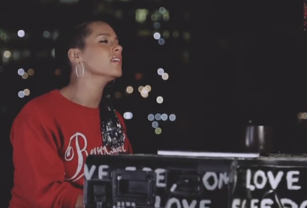 Wideo do piosenki 'We Are Here' ukazuje artystkę śpiewającą przy fortepianie