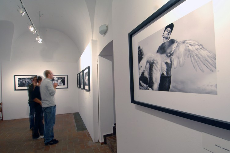 Tomaszewski twierdzi, że polska wieś ma wiele dobrych wartości, które ciągle tam trwają i jest to prawdziwym pięknem