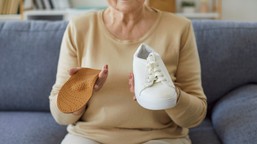 gdzie wyrzucić stare buty? wiele osób popełnia błąd