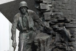 Piotr Zychowicz: Powstanie Warszawskie było spektakularnym, masowym harakiri