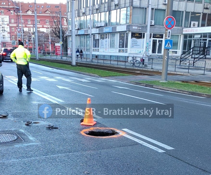 Na Miletičovej ulici v Bratislave sa prepadla vozovka.