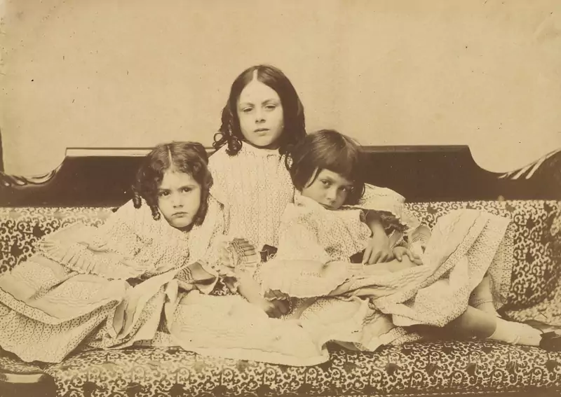 Edith, Ina i Alice Liddellówny na sofie, lato 1858. Artysta Lewis Carroll /  Heritage Art Heritage Images Getty Images