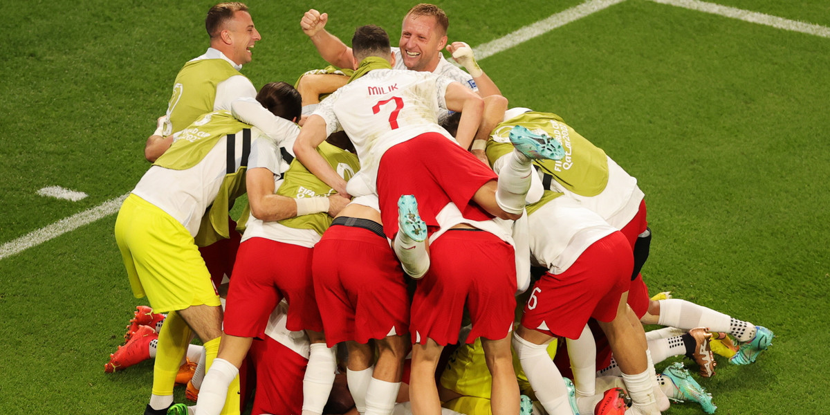 Piłkarze z Polski świętują po zdobyciu drugiego gola podczas meczu z Arabią Saudyjską.