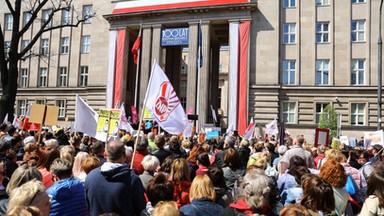 List otwarty do premiera na manifestacji przed budynkiem MEN. "Jednodniowy happening nazwany »okrągłym stołem«"