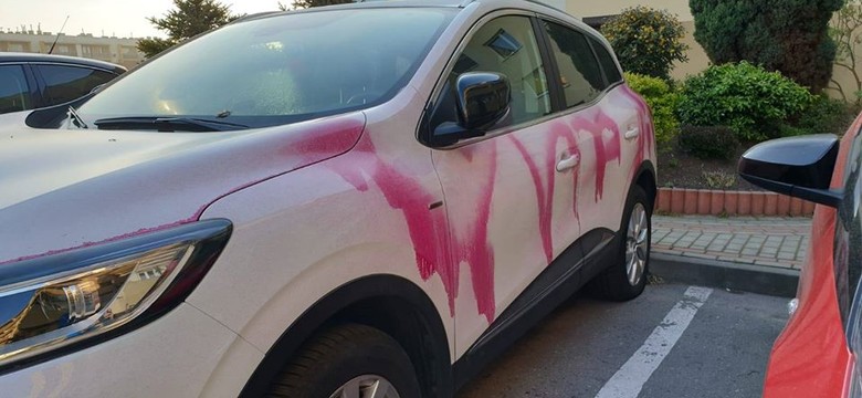 Przebite opony i pomalowany sprayem samochód. Tak wyglądało auto pielęgniarki [WIDEO]