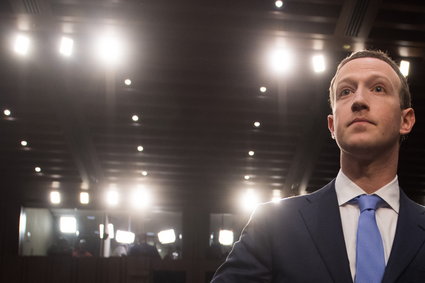 Brytyjski komitet uznał, że Facebook potrzebuje nadzoru. Dostało się też samemu Zuckerbergowi