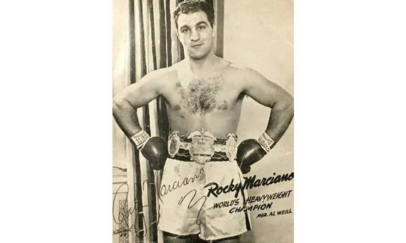 Czarno-biała pocztówka przedstawiająca mistrza świata wagi ciężkiej Rocky'ego Marciano, około 1953
