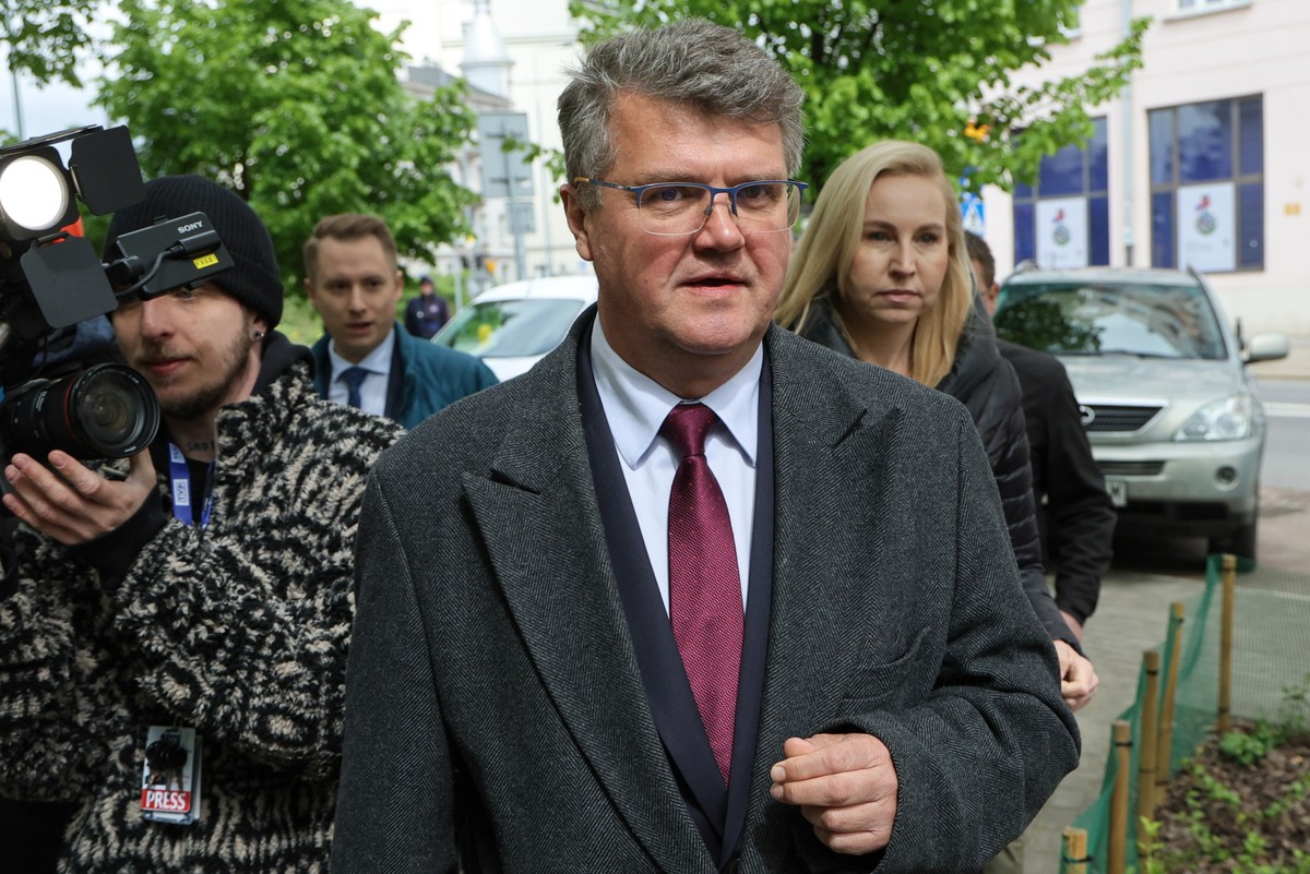 Były wiceminister spraw wewnętrznych i administracji Maciej Wąsik (C) przed siedzibą Prokuratury Okręgowej w Warszawie. Politycy PiS Mariusz Kamiński i Maciej Wąsik zostali wezwani do prokuratury, gdzie mają usłyszeć zarzuty dotyczące nielegalnego udziału w głosowaniach w Sejmie