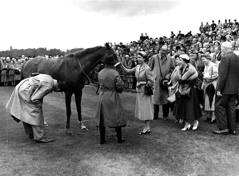 Królowa Elżbieta II na zawodach Royal Ascot w 1954 roku