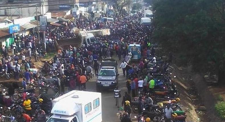 A crowd at the scene of the tragic accident along the Migori-Isebania road on Saturday, April 08.