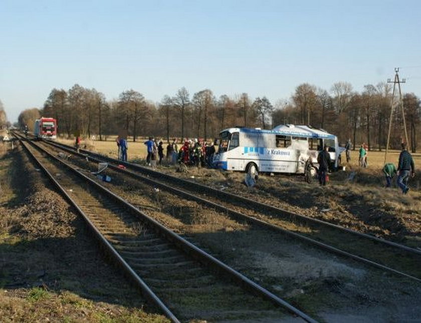 Wjechał autobusem pod pociąg. Został skazany!