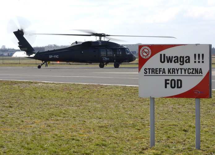 Zdradził, że prezes Lockheed Martin Marillyn Hewson spotkała się z ministrem obrony narodowej Antonim Macierewiczem. „Też byłem obecny przy tej rozmowie, ale nie mogę powiedzieć, o czym rozmawialiśmy” - dodał.
<br>
Obecny na uroczystości wiceprezes ds. strategii operacyjnej firmy Sikorsky Michael Gordon zapewniał, że nowy właściciel wiąże duże nadzieję z mieleckim zakładem.
<br>
huk/ mhr/
<br><br> fot. (dd/zuz) PAP/Darek Delmanowicz