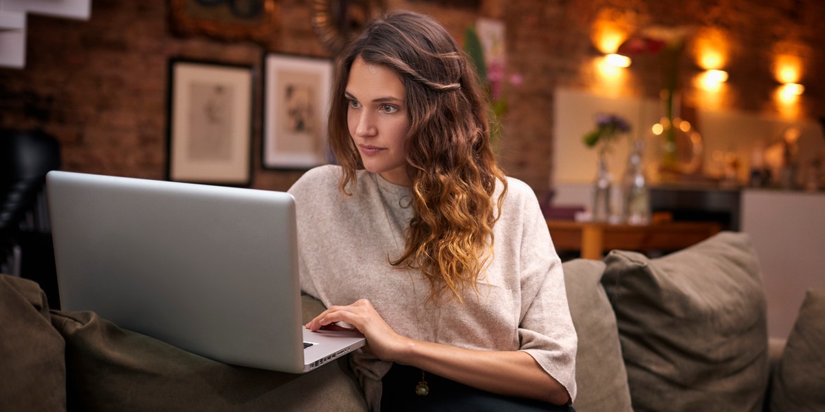 Jeśli marzysz o czym, co poprawi twój komfort pracy z domu i nie zajmie wiele miejsca, rozważ zakup stojaka lub podstawki pod laptop czy monitor. Te niedrogie gadżety stworzono po to, aby zwiększyć twoją wygodę i pomóc ci w organizacji pracy.