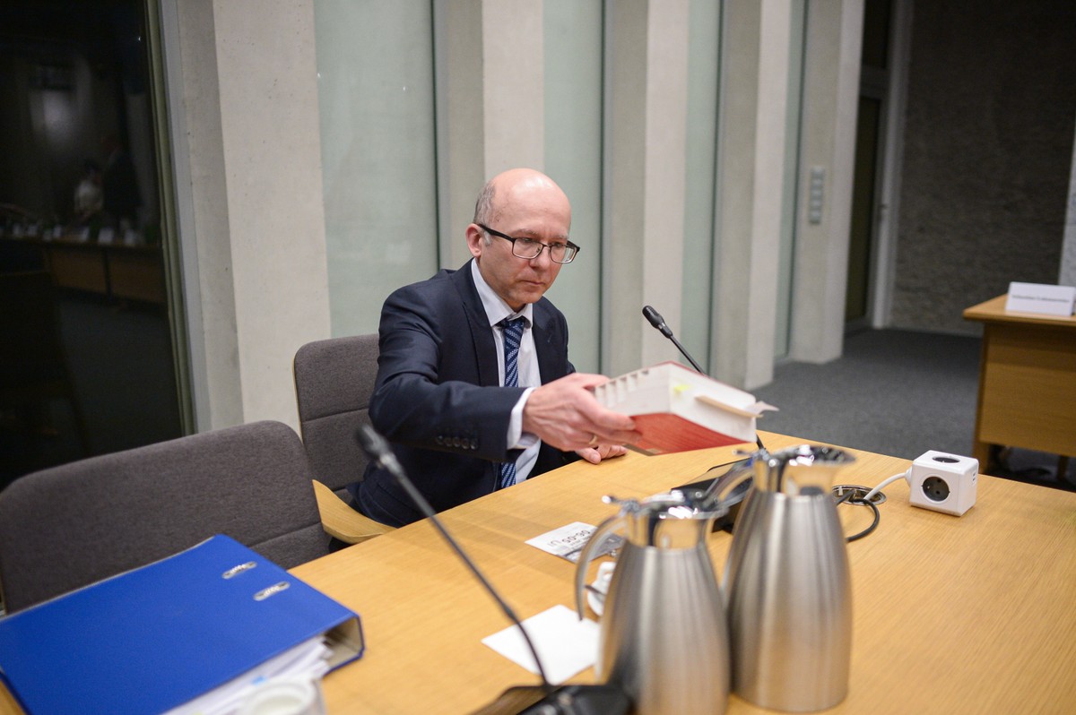 Warszawa, 06.05.2024. Powołany na świadka były delegowany prokurator do Ministerstwa Sprawiedliwości Jakub Tietz na posiedzeniu sejmowej Komisji Śledczej ds. inwigilacji systemem Pegasus, 6 bm. w Sejmie w Warszawie. Komisja ma zbadać legalność, prawidłowość i celowość czynności podejmowanych z wykorzystaniem oprogramowania Pegasus. (ad) PAP/Marcin Obara