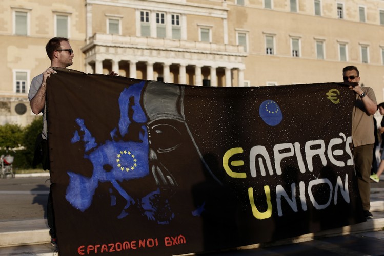 Scenariusz, który w obecnej sytuacji jest najlepszy z możliwych. Wprowadzenie równoległej waluty, która przez pewien czas obowiązywałaby w Grecji wraz z euro, i utrzymanie kontroli przepływu kapitału do czasu uspokojenia się sytuacji może zapewnić w miarę uporządkowane wyjście ze strefy euro. Problem w tym, że taka operacja nie była jeszcze przeprowadzana, nie ma przepisów regulujących wychodzenie z unii walutowej i nie ma pewności, czy w przypadku Grexitu w Grecji nie dojdzie do upadku rządu i politycznego chaosu. Bardziej optymistycznie wygląda natomiast druga część tego scenariusza, bo reszta strefy euro wydaje się lepiej przygotowana do kryzysowych sytuacji, a państwa, które miały problemy finansowe, nie są bezpośrednio zagrożone bankructwem.