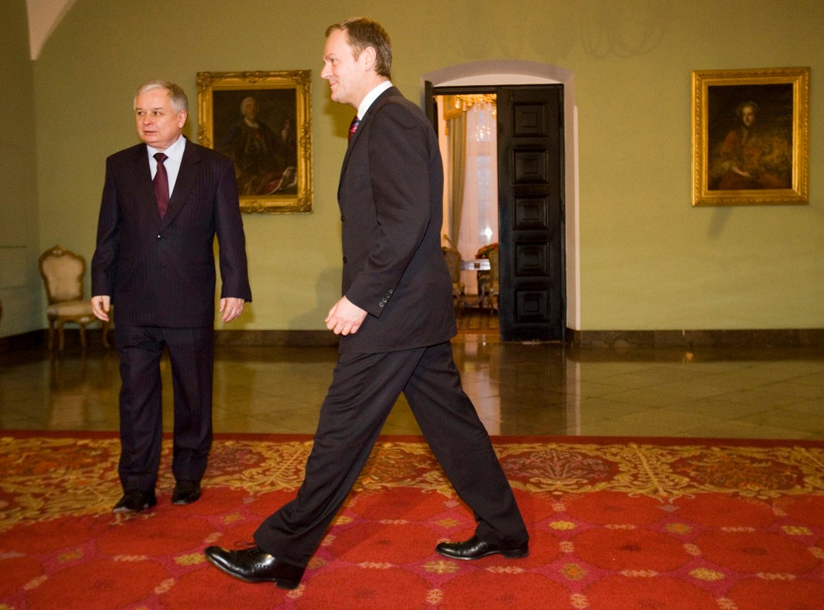 Kaczyński i Tusk chcą do euro różnymi drogami