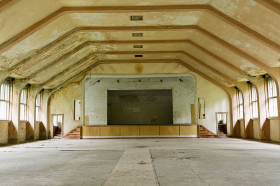 Berlin, w którym zorganizowano letnie igrzyska olimpijskie 1936. Zniszczone obieky - sala ze sceną w wiosce olimpijskiej