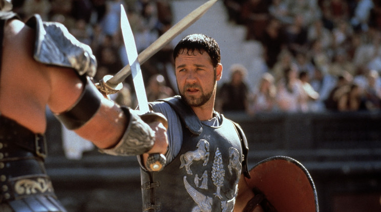 Russell Crowe a tükörbe nézve, már maga sem tudja ki néz vissza rá. A legendás színész a Gladiátor című filmben / Fotó: Northfoto