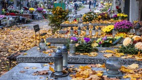 Zadbaj o znicze i kwiaty jeszcze przed Wszystkimi Świętymi. To skuteczny sposób na spokój i oszczędności przed 1 listopada
