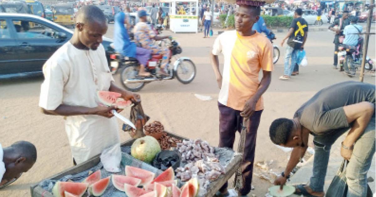 Doctor advises Nigerians to avoid eating cut fruit for hygienic reasons