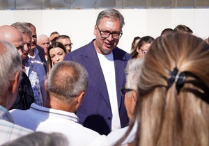 Aleksandar Vučić posetio je danas u selu Vitoševac u opštini Ražanj, u okviru obilaska jugoistoka Srbije, komapniju "Gerber-Export" koja se bavi proizvodnjom i montažom metalnih i čeličnih konstrukcija