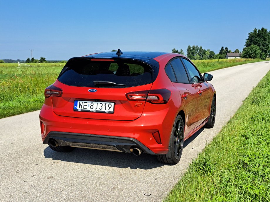 Ford Focus ST najlepiej czuje się na wąskich, asfaltowych drogach, ale raczej tych krętych, najlepiej w górach.