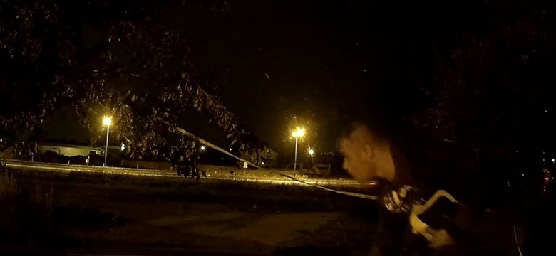 Złodziej w ukrytej kamerze. Włamał się do samochodu, a policja pokazała jego twarz