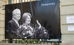 Kaczyński "poległ" pod Smoleńskiem? Wojewoda z PiS forsuje tablicę na warszawskim ratuszu