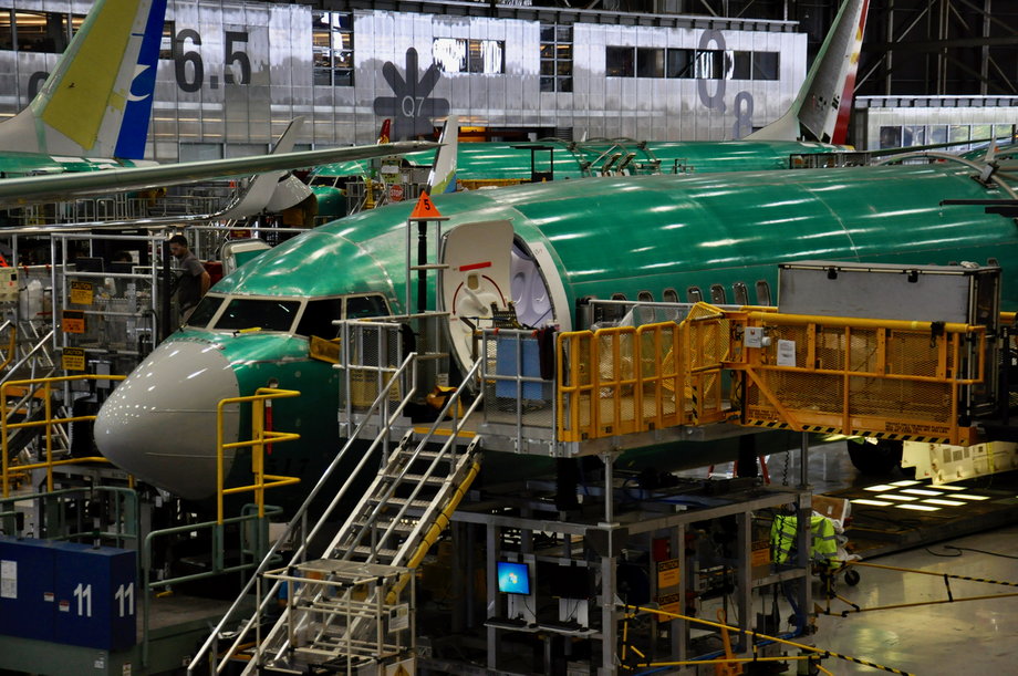 Samoloty pokryte są zieloną warstwą ochronną, która zapobiega korozji. Jest usuwana przed malowaniem Boeingów 737NG.