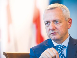 Fake newsy usuwane w ciągu godziny? Zagórski: Social media powinny podlegać regulacji [WYWIAD]