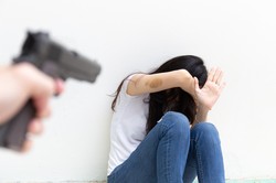 Awantura domowa w Skierniewicach. Mężczyzna postrzelił córkę