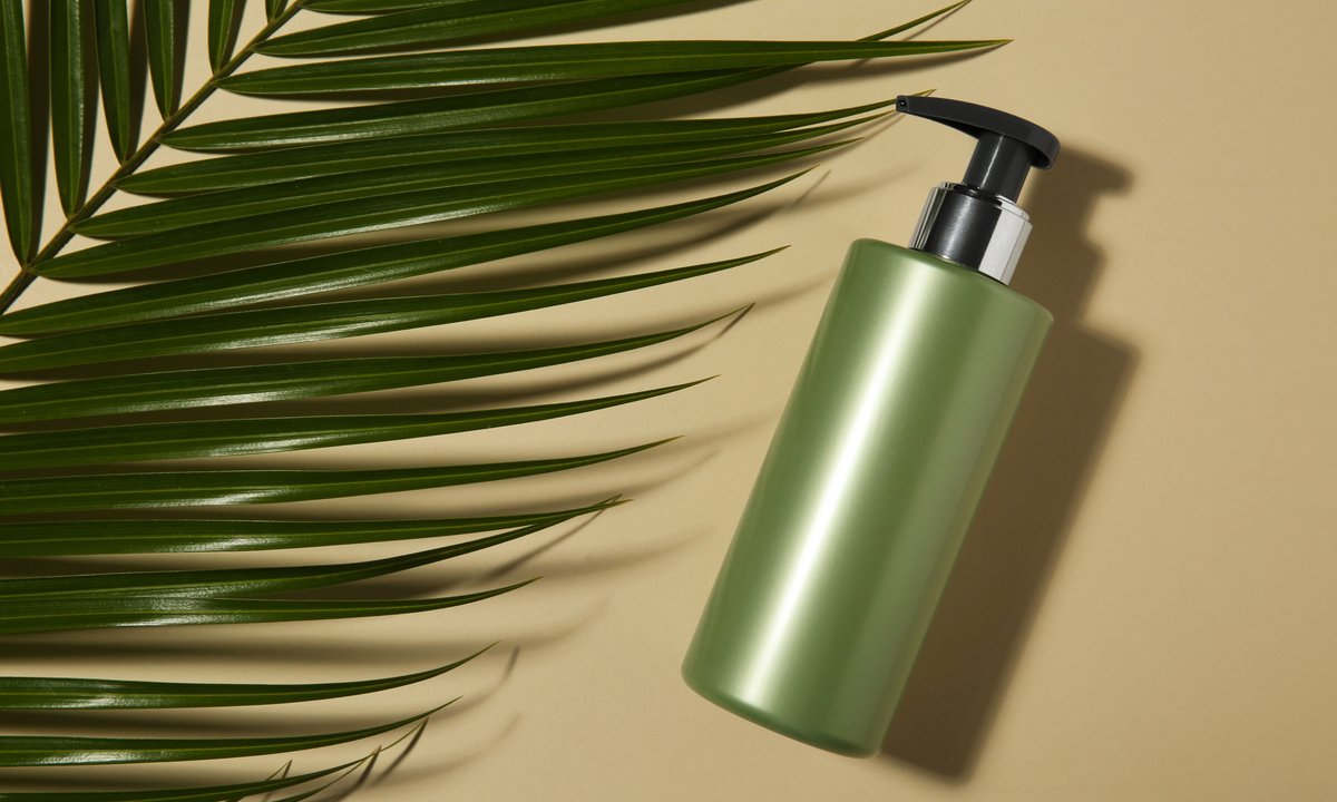 Ten szampon działa jak zasilacz słabych cebulek. Jest tani, a naszpikowany polnym skrzypem