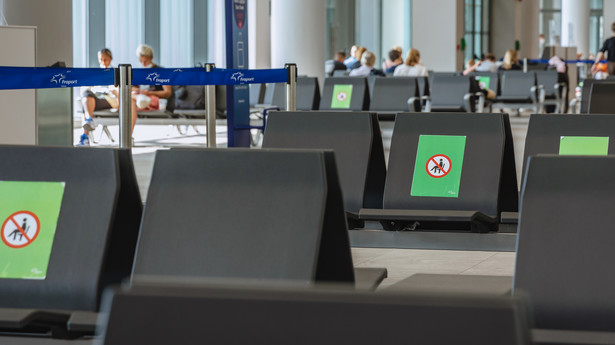 Oznaczenia na krzesłach w hali odlotów lotniska w związku z pandemią COVID-19