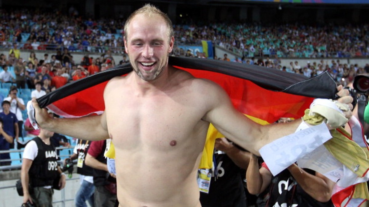 Robert Harting, niemiecki lekkoatleta, który specjalizuje się w rzucie dyskiem jest gotów poświęcić wszystko, by tylko stanąć na podium na igrzyskach olimpijskich w Londynie. Hartingowi może grozić nawet wózek inwalidzki...