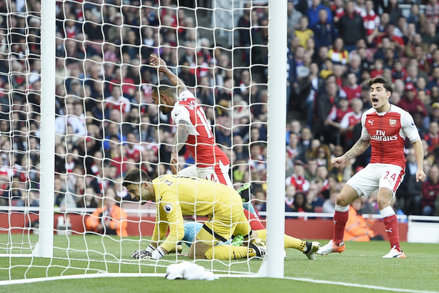 Liga angielska: Fabiański pokonany trzy razy. Arsenal wygrał ze Swansea i dogonił Manchester City