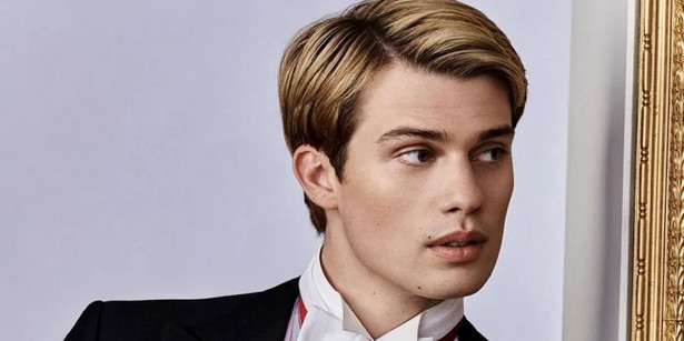 Nicholas Galitzine w filmie "Red, White & Royal Blue"