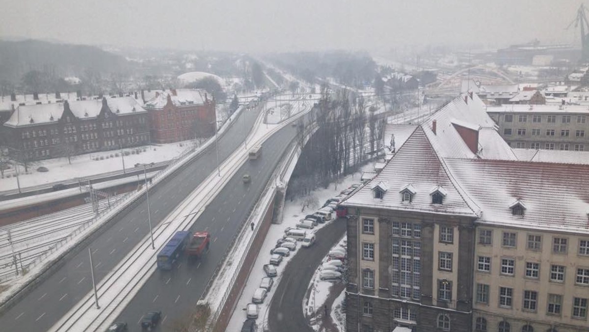 Trudne warunki na drogach w całym województwie pomorskim. W związku z intensywnymi opadami śniegu dojazd do wielu miejsc w Pomorskiem może być utrudniony. Na razie w Trójmieście większość dróg jest przejezdnych.