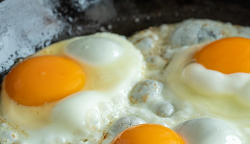 Na jakim tłuszczu smażyć jajka? Dietetyczka wskazuje najlepsze opcje