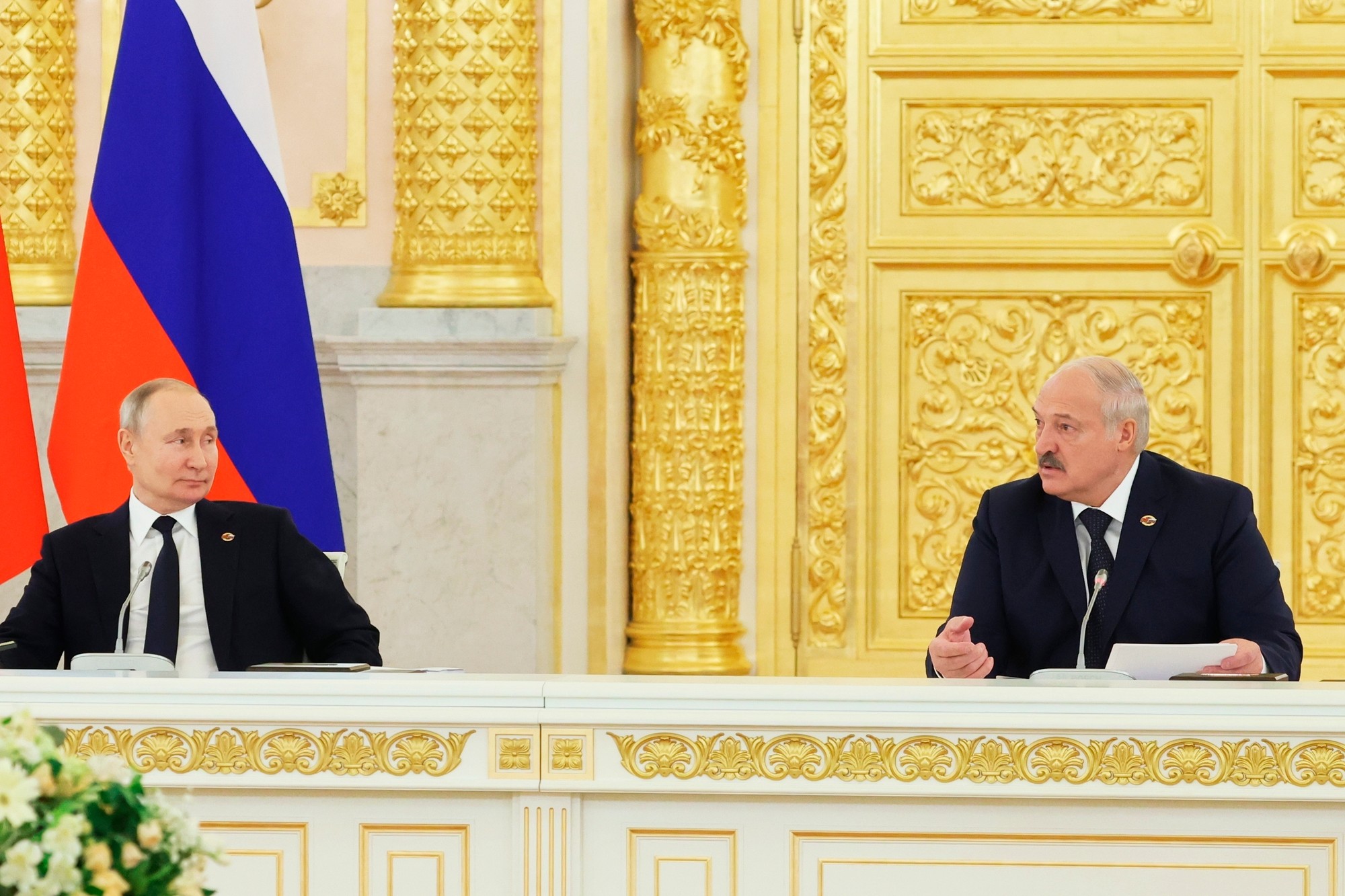 uský prezident Vladimir Putin (vľavo) a jeho bieloruský náprotivok Alexandr Lukašenko počas rokovania orgánov Zväzového štátu Ruska a Bieloruska 6. apríla 2023 v Moskve.