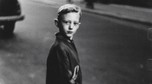 Diane Arbus, "Boy stepping off the curb" (Nowy Jork, 1957–58)