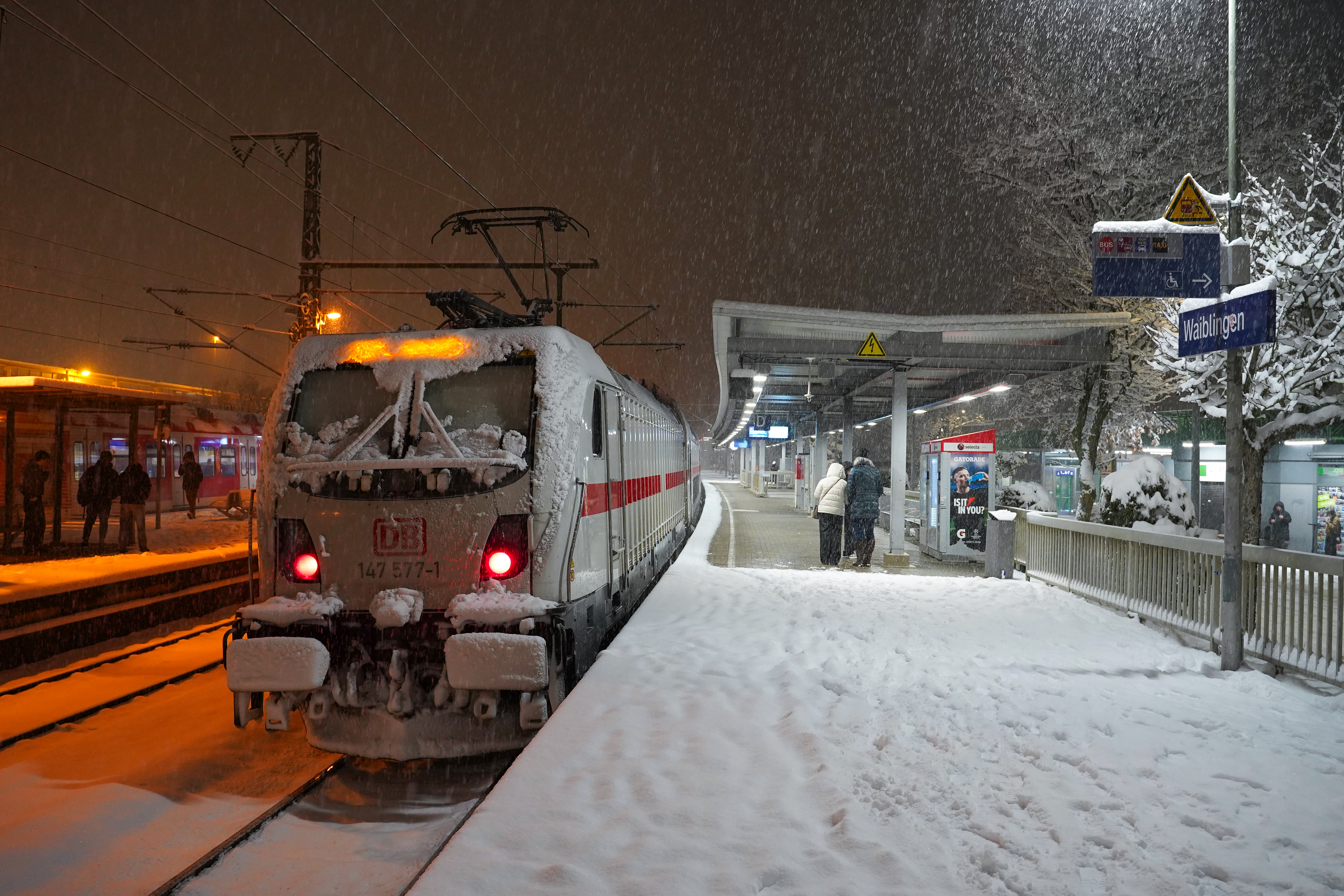 30 cm śniegu w Szwecji, 40 tramwajów utknęło w Berlinie - i to dopiero początek