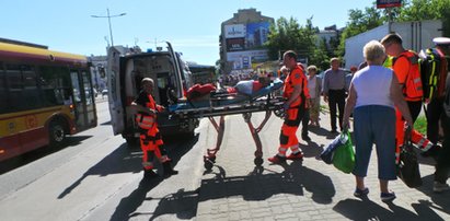 Samochód wjechał na chodnik w Warszawie. Wśród rannych matka z dzieckiem