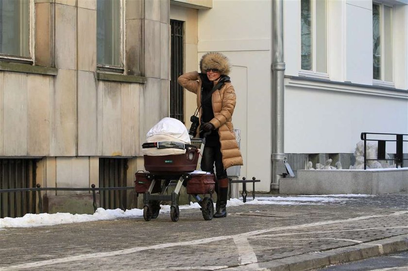 Anna Mucha z córeczką na spacerze. Foto